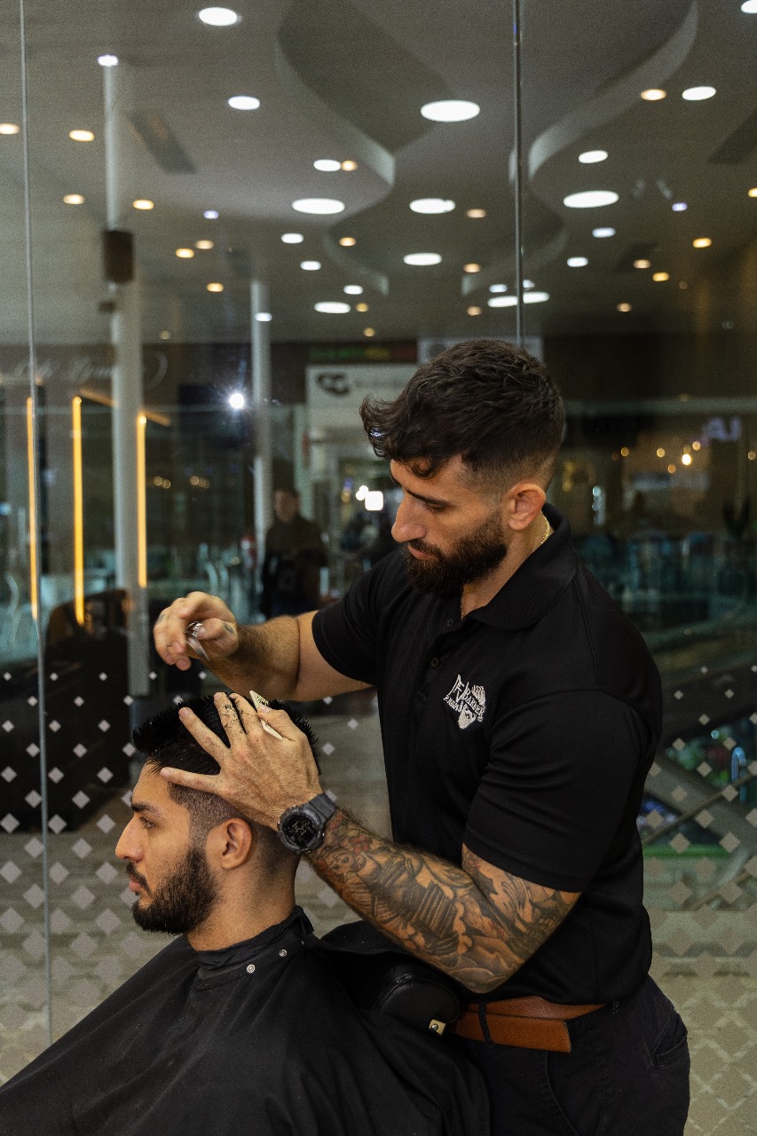 Franklin trabajando con un cliente